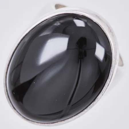 Ring med svart sten stl. 16¼, bredd: ca 5-25mm, silver, 925/1000 Vikt: 14 g