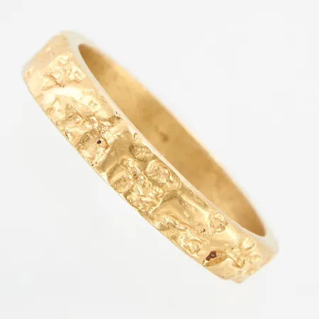 Ring med oregelbundet mönster stl 19¼, bredd: 4mm, 18K  Vikt: 6,2 g
