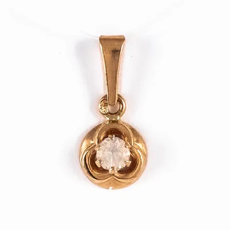 Litet hänge i 18K guld med vit sten. Det är 6 mm brett, 13,5 mm långt inkl. ögla och väger 0,2g. 