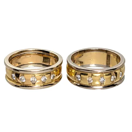 Diamantringar, två st, 18K guld, Diamanter 10 x 0,04ct, stämplar saknas, båda med ringstorlek 17¾ mm, båda med bredd 7,5 mm, borttag av gravyrer ingår Vikt: 21,8 g