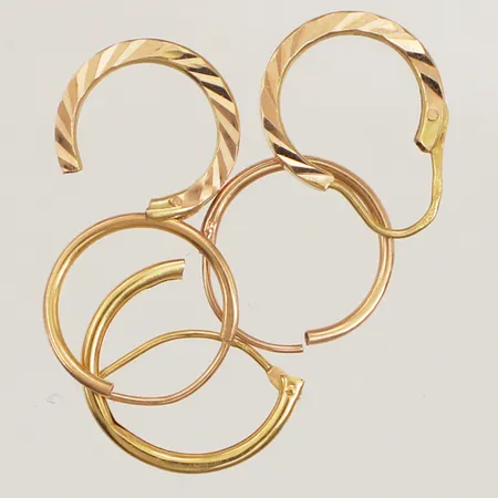 Fem udda örhängen, skadade, defekta, 14K  Vikt: 1,4 g