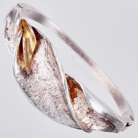 Stelt armband med förgylld detalj, otydliga stämplar, ca 58x47mm, bredd ca 2-20mm, 925/1000 silver Vikt: 34,8 g