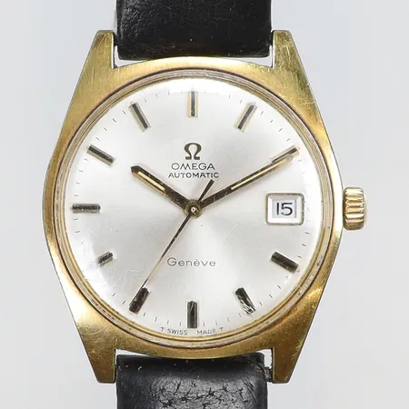 Herrur Omega Genève Ø34,5mm ref nr. 166.041 snr. 28732077 cal. 565, automat, ca år 1969, guld på stål, datum, originalkrona och glas (små ytliga repor), boett med smärre slitage, slitet läderband  Vikt: 0 g