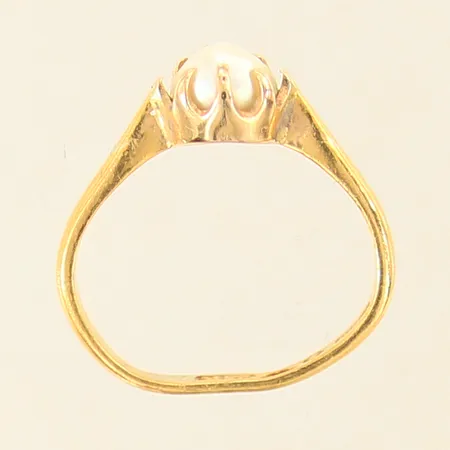Ring med odlad pärla, stl 16¼, bredd 2,4mm, bucklig, 23K  Vikt: 3,6 g