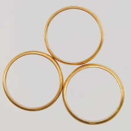 Tre släta ringar, Ø20½+20¾, gravyr, 23K, 19,2g.