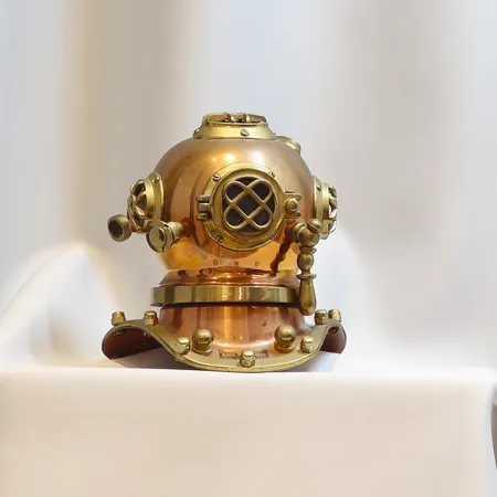 Dykarhjälm miniatyr i mässing och koppar, 1900-talets slut, höjd 19 cm, gravyr, smärre slitage  Skickas med postpaket.