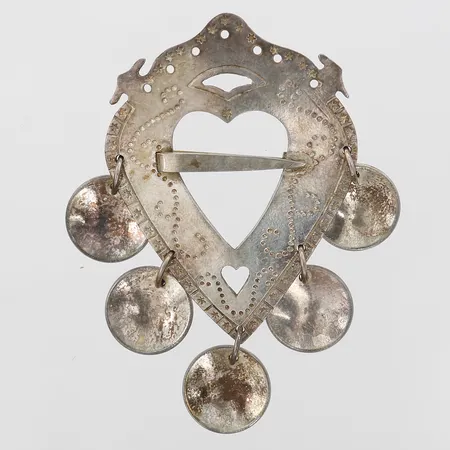 Brosch/dräktsmycke till folkdräkt, tillverkad av Sporrong, år 1940, längd 68mm, bredd 40mm, broschdel i metall,  silver 830/1000 Vikt: 20,8 g