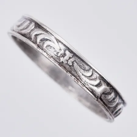 Ring mönstrad stl: ca 17 bredd: ca 3mm, år 1946, 830/1000 silver  Vikt: 1,4 g