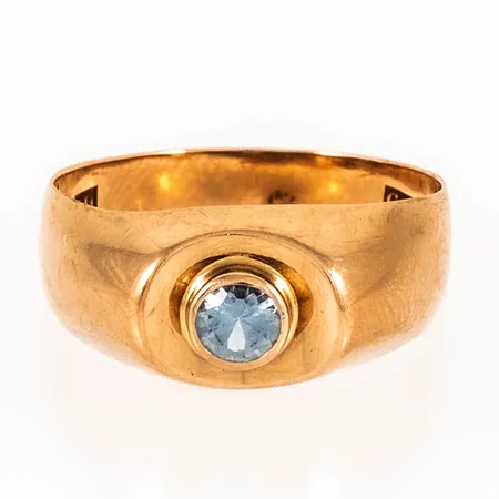 Ring i 18K guld med ljusblå sten. Den är i storlek 17¼, är 3,2 - 8,5 mm bred och väger 2,4g. 