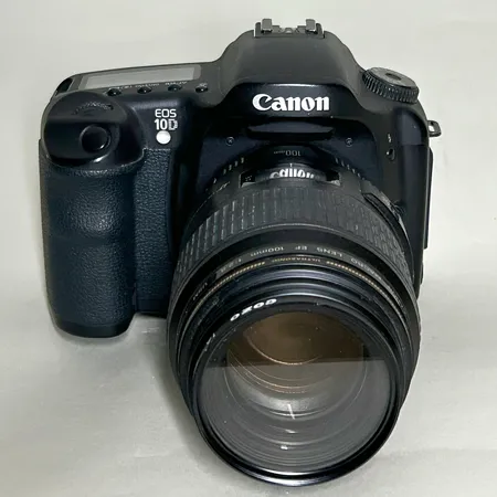 Kamerahus Canon EOS 10D DS6031 med objektiv Canon Macro lens EF 100mm f 2,8 USM med lock, laddare, ej funktionstestad. Batteri behöver köpas nytt fungerar ej Skickas med postpaket.