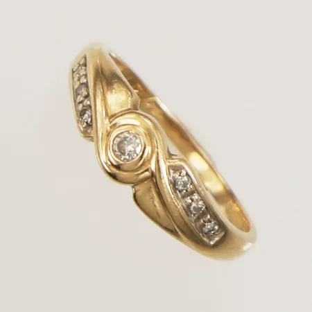 Ring med diamanter 1x ca 0,04ct och 6x ca 0,005ct, stl 16½, bredd 1,5-5,2mm, skev, gravyr, 18K  Vikt: 2 g