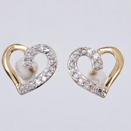 Ett par örhängen hjärtan med diamanter ca 22x0,001ct åttkantslipade Ø ca 7mm, stoppers saknas, 18K  Vikt: 0,6 g