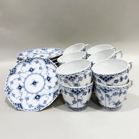 Kaffekoppar med fat, Musselmalet, halvblond, Royal Copenhagen, tolv stycken, nummrerade: 1/1035, porslin, en av kopparna med genomgående spricka Skickas med postpaket.