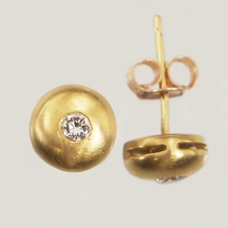 Ett par örhängen med diamanter 2x ca 0,04ct, Ø 7,4mm, matterade, 14K Vikt: 2,9 g