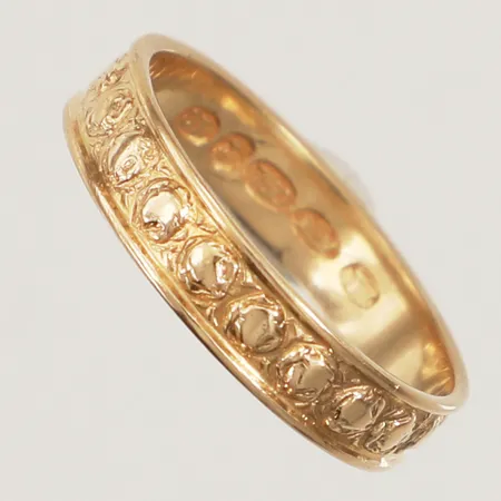 Ring med dekor i relief, stl 17¼, bredd 4mm, Jaakko Juhani Toivola, Helsingfors 1972, 18K Vikt: 2,8 g