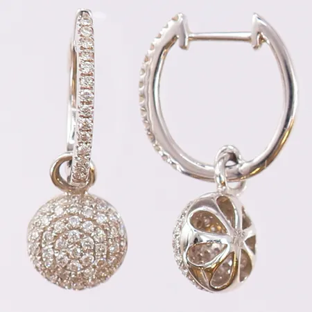 Ett par örhängen med briljantslipade diamanter ca 150 x ca 0,0075ct, 22x10mm, slappa lås, vitguld 14K.  Vikt: 3,1 g