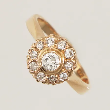 Carmoséring med diamanter 10x 0,02ct, 1x 0,16ct, stl 16¾, bredd 9,9mm, Roskvist F:A Yngve Malmö år 1970, 18K Vikt: 4 g