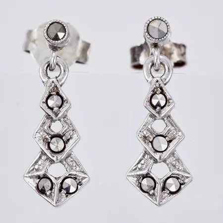 Ett par örhängen med markasiter, längd: ca 1,7cm bredd: 3-7mm, 830/1000 silver Vikt: 1,6 g