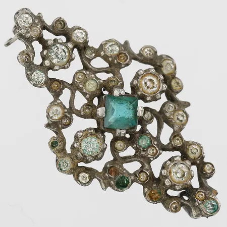 Smyckesdel med vita och gröna stenar, skadad/defekt, silver 830/1000 Vikt: 5,5 g