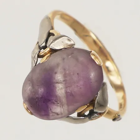 Ring med ametist, stl 16¾, bredd 1,7-13,5mm, sten löst infattad, Juvelfabriken Ab Stockholm 1945, tvåfärgad, 18K  Vikt: 3,1 g
