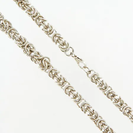 Kedja 53cm, bredd11mm, 1 extra ögla i mitten, defekt lås, silver 925/1000.  Vikt: 180,2 g