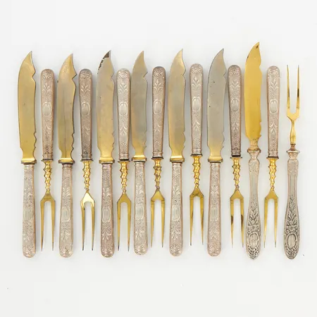 8 sillgafflar och 7 knivar, nysilver med förgyllning, längd ca 13cm-14,5cm, ett par annan modell, sliten förgyllning, gravyr,  Vikt: 0 g