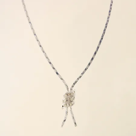 Collier, integrerat hänge med vita stenar, längd 41,5cm, bredd 2mm, hängets mått 33x10mm, silver 835/1000 Vikt: 13,5 g