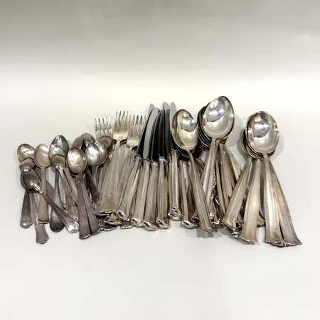 Bestickservis, 17 Teskedar, 15 Matskedar, 7 Bordsknivar, med rostfria stålblad, 6 Bordsgafflar, 1 Dessertsked, olika modeller, samtliga med gravyrer, bruksskick, silver 830/1000, bruttovikt: 1532,2g Vikt: 0 g