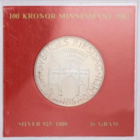 Minnesmynt Sveriges riksdag Helgeandsholmen år 1983 nominellt värde 100kr, 925/1000 silver i etui Vikt: 16 g
