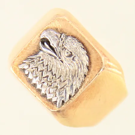 Ring med motiv av örn, stl 14¾, bredd 4,9-12,3mm, vitguldsdetaljer, 18K Vikt: 9,4 g