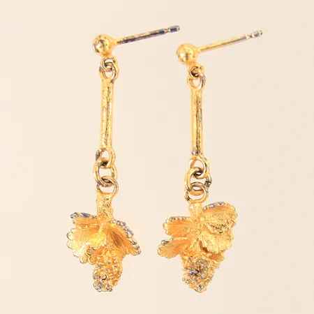 Ett par örhängen med dekor, troligen Flora Danica, Danmark, 34x12mm, saknar stopp, svag förgyllning, förgyllt silver 925/1000 Vikt: 5,1 g