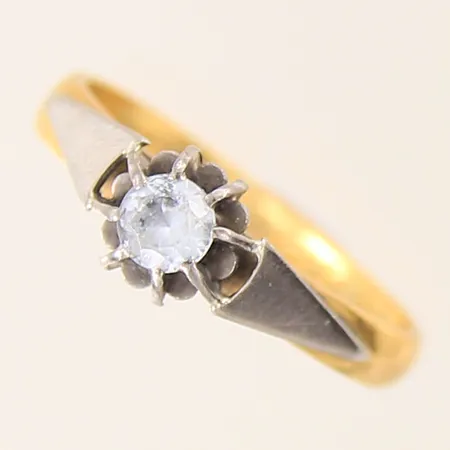 Ring med vit sten, stl 16¾, bredd 3mm, fattning i 18K vitguld, gravyr, 23K  Vikt: 3,3 g