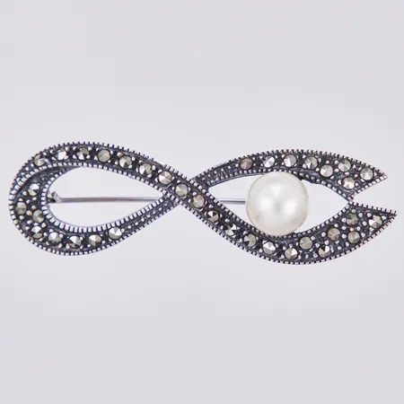 Brosch med plastpärla & markasiter, längd ca 48mm, bredd ca 14mm, CGH 925/1000 silver Vikt: 5,4 g