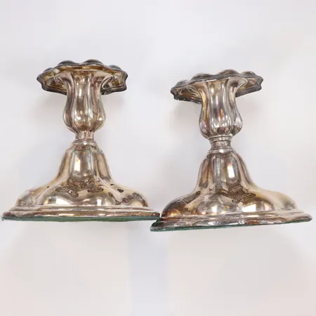 Ett par Ljusstakar höjd 12cm, med löstagbara manschetter, fylld botten C.G.H (Hallbergs Guldsmeds Ab) Stockholm 1955 silver 830/1000