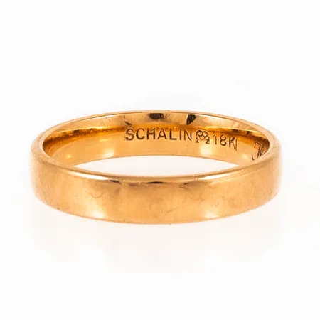 Slät ring i 18K guld. Den är i storlek 18, är 4 mm bred, 1,4 mm hög och väger 4,5g. Gravyr. 