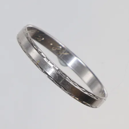 Ring stl 21½, gravyr, vitguld 18K Vikt: 2,1 g