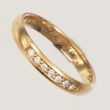 Ring halvallians med diamanter 7x ca 0,01ct, totalt 0,07ct enligt gravyr, stl 16¾, bredd 3mm, Schalin, gravyr, 18K  Vikt: 2,5 g