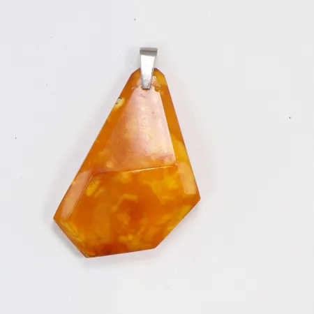 Hänge med Bärnsten gul färg 40x58mm, med hängögla i vitmetall 