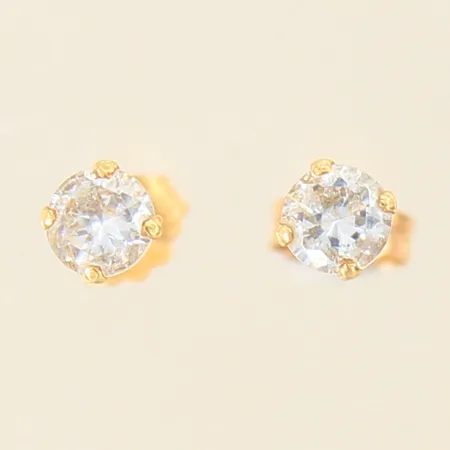 Ett par örhängen med vita stenar, Ø4mm, omaka snurrebussar, 18K  Vikt: 0,6 g