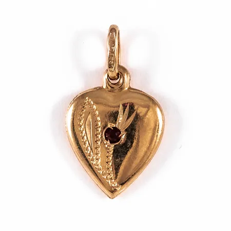Hänge Hjärta i 18K guld med röd sten och mönstergravyr. Det är 12,5 mm brett, 22 mm långt inkl. ögla och väger 1,4g.