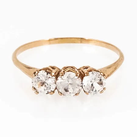 Ring i 14K guld med tre vita stenar. Den är i storlek 19¼, är 1 - 4,5 mm bred och väger 2,0g. 