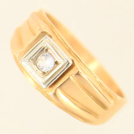 Ring med vit sten, stl 15¾, bredd 3-7mm, 18K  Vikt: 3,7 g