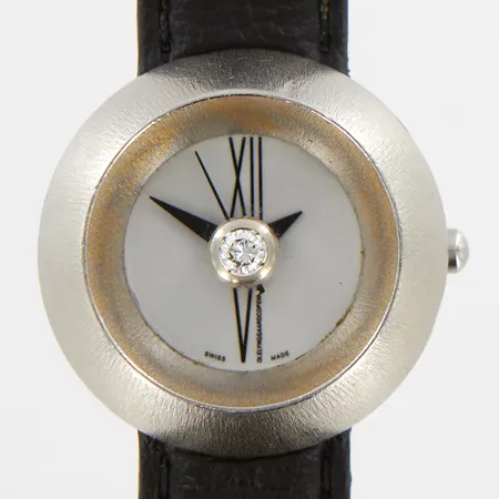 Damur Ole Lynggaard, Ø30mm, stål, diamant ca 0,15ct, stål, nr: 1143, quartz, läderband 22,5cm ej original, i behov av batterbyte, repor på glas, inga tillbehör. 