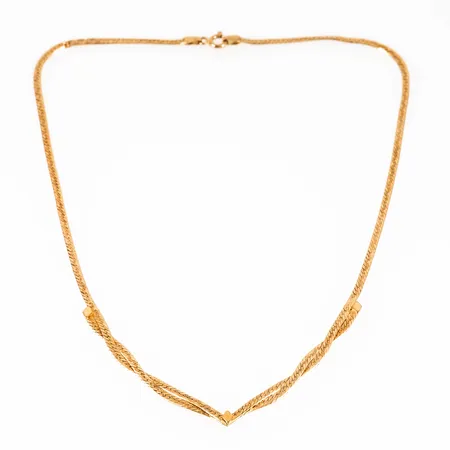 Collier i 18K guld: Halvstelt med mönsterdekor. Det är 43 cm långt, 2,3 - 4,5 mm brett och väger 7,9g. Springring. Svaga veck förekommer. 
