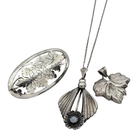 Vintage Silversmycken, bl.a Hänge med Halskedja Irrgång, blå sten, tillverkarstämpel KP (Alton Guldvaru Ab), längd inkl. ögla 46 mm, bredd 26 mm, kedja längd 44,5 cm Vikt: 14,5 g