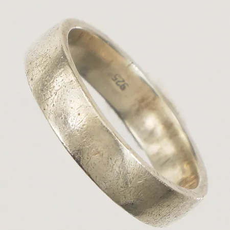 Ring slät, stl 20, bredd 5,1mm, repig, 925/1000 silver  Vikt: 6,2 g