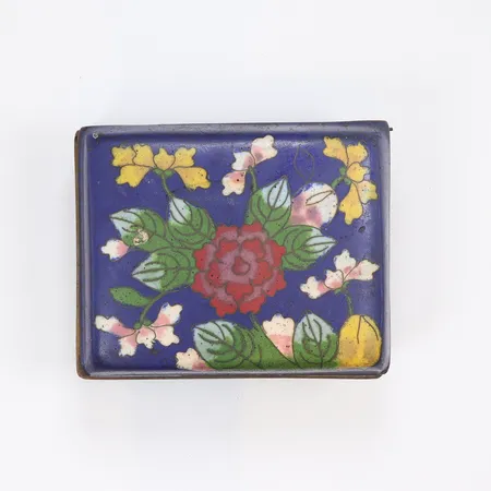 Ask i Cloissoné Kina 9,5x7,5cm, höjd 4,5cm omkring 1900-talets mitt, ställvis hårt slitage  Skickas med paket.