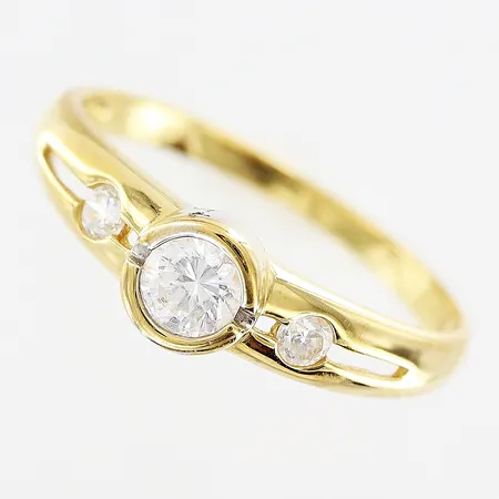 Ring vita stenar stl 17¾, bredd 1,5-5mm, 18K.  Vikt: 2 g