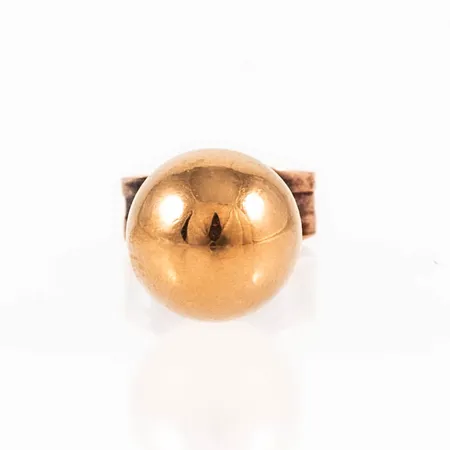 Ett örhänge i 14K guld: Slät kula Ø 5,5 mm. Vikt: 0,6g. 