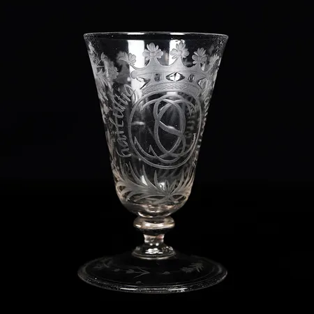 Vinglas, ur Steningeservisen, med ätten Gyllenstiernas vapen och namnchiffer under grevlig krona,  graverad dekor av blommor samt devisen "häi lustig, häisa vivat" samt texten " Steninge 1705", på omvikt fot, höjd 13,5cm. Servisen tillverkades vid Kungsholms glasbruk till invigningen av Steninge slott 1705. 